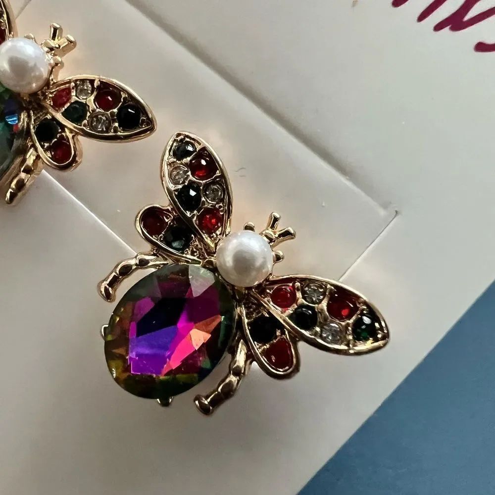♥️ Betsey Johnson stunning multi jeweled bee earrings ♥️